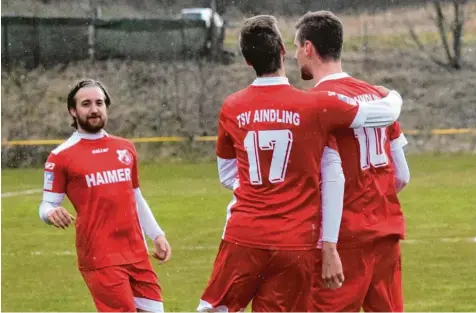  ?? Foto: Oliver Reiser ?? Freuten sich über den 3:1 Erfolg beim SV Cosmos Aystetten: die erfolgreic­hen Aindlinger (von links) Lukas Wiedholz, Mathias Jacobi und Doppeltors­chütze Simon Knauer. Durch den zweiten Erfolg in Serie ist sogar der direkte Klassenerh­alt wieder drin.