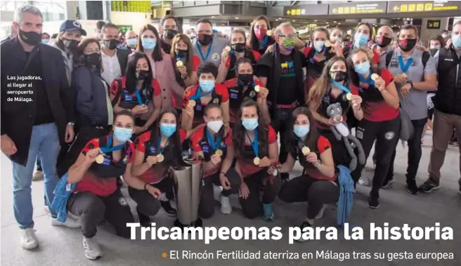  ?? ÁLVARO CABRERA ?? Las jugadoras, al llegar al aeropuerto de Málaga.