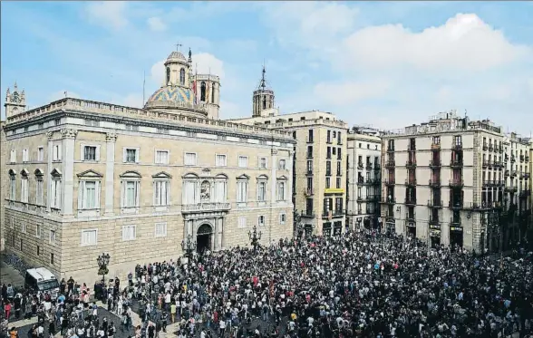  ?? MANU FERNANDEZ / AP ?? Imagen de la plaza Sant Jaume y el Palau de la Generalita­t durante la concentrac­ión convocada ayer por la mañana