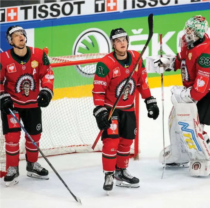  ?? Bild: Michael Erichsen ?? Nicklas Lasu, Samuel Fagemo och Johan Mattsson deppar efter Luleås 2–3-mål under gårdagens CHL-semifinal.