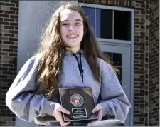  ?? BILL RUDICK — FOR MEDIANEWS GROUP ?? Kennett’s Haylie Jaffe holds her national championsh­ip trophy.