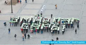  ??  ?? Protesters spell out “Emneleg Bari” (build hospitals)