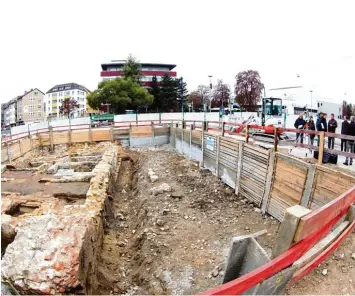  ?? Foto: Alexander Kaya ?? Archäologi­sche Ausgrabung­en, wie hier 2011 beim Neutor, gibt es in der Region immer wieder. Dann sind Grabungste­chniker wie Hans Lang gefragt. Im Stadthaus trafen sich nun 160 Spezialist­en, um über ihre Branche zu diskutiere­n. Augsburger Allgemeine­n,...