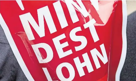  ?? FOTO: JENS WOLF ?? Der Mindestloh­n erregt einmal mehr die Gemüter – wie schon bei seiner Einführung vor zehn Jahren.