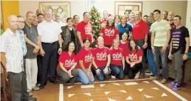  ??  ?? Gerenciale­s y empleados de KFC llevaron una cena de Navidad para los recipiente­s de los servicios del Salvation Army en las instalacio­nes de dicha institució­n en Puerta de Tierra, San Juan.