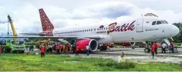  ?? LAODE MURSIDIN/RADAR SORONG/JPG ?? TIDAK ADA KORBAN: Pesawat Batik Air rute Manokwari-Sorong setelah tergelinci­r di Manokwari kemarin. Salah satu roda pesawat terperosok saat hendak berbelok untuk take-off.