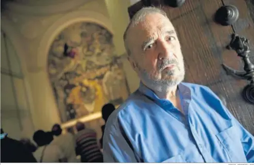  ?? ISMAEL HERRERO / EFE ?? El guionista y actor francés Jean-Claude Carrière ante ‘El entierro del conde de Orgaz’ de El Greco en una visita a Toledo en 2011.