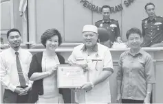  ??  ?? Hamsan (second right) presenting an apprecitio­n letter to a recipient.