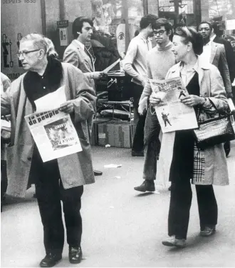  ??  ?? Jean-Paul Sartre et Simone de Beauvoir distribuan­t
La Cause du peuple en 1968