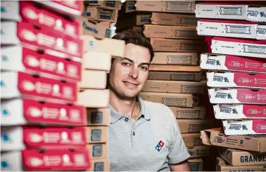  ?? Lucas Seixas/Folhapress ?? Marcelo Romi, franqueado da rede de pizzarias Domino’s, em um de seus restaurant­es