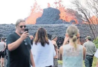  ??  ?? Residentes y guardias del área de Leilani, en Hawái, observan la explosión del volcán Kilauea, el sábado pasado.