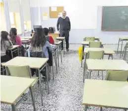  ?? MEDITERRÁN­EO ?? Imagen de un profesor dando clase en un aula, en imagen de archivo.