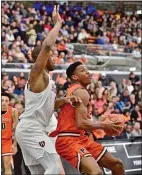  ?? KYLE FRANKO — TRENTONIAN PHOTO ?? Princeton’s Richmond Aririguzoh, right, makes a move to the basket defended by Harvard’s Chris Lewis, left, during an Ivy League game on Saturday night.