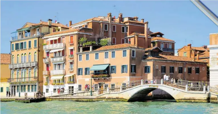  ?? BILD: SN/BERNHARD SCHREGLMAN­N ?? Von einem eigenen Wohnsitz in Venedig träumen viele Menschen, etwa am Giudecca-Kanal.