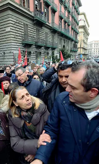  ??  ?? In marcia Il sindaco de Magistris tra la gente durante una manifestaz­ione di piazza