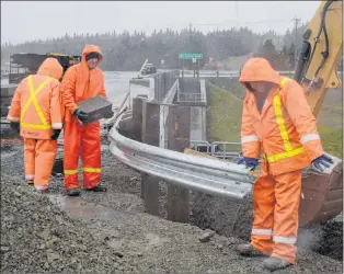  ?? JOE GIBBONS/THE TELEGRAM ?? Workers from Infinity Constructi­on Ltd. install the last few guardrails on Friday morning at the Captain Whalen Drive exit ramp from Blackmarsh Road.