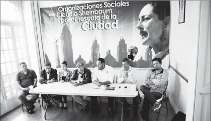  ??  ?? El Barzón y otras organizaci­ones sociales manifestar­on en conferenci­a de prensa su respaldo a Claudia Sheinbaum, jefa delegacion­al de Tlalpan, para encabezar el rescate de la ciudad. En la imagen, Enrique Rocha, Cuauhtémoc Jacobo, Gabriel Galicia y...