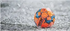  ?? FOTO: DPA ?? Wenn der Ball im Schnee steckt, sorgt das für Nicht-Tore.