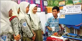  ?? BOY SLAMETI/JAWA POS ?? BERFUNGSI BAIK: Febrian menjelaska­n cara kerja robot kopi atau robot robusta karyanya saat ajang Siedex 2016 di Tennis Indoor Sidoarjo Oktober lalu.