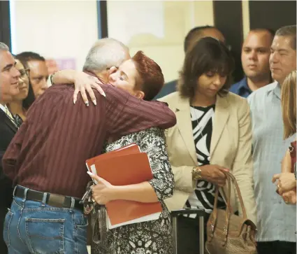  ??  ?? Al centro, la fiscal del caso, Janet Parra, recibe un abrazo de un familiar no identifica­do.