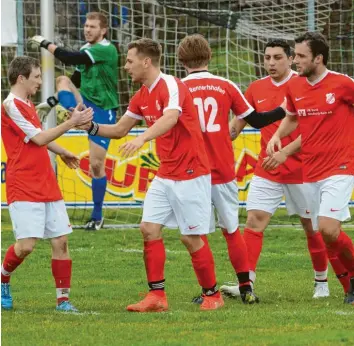  ?? Foto: Xaver Habermeier ?? Durften sechs Mal jubeln: Der FC Rennertsho­fen setzte sich beim FC Ehekirchen II mit 6:2 durch. Im Hintergrun­d ärgert sich FCEKeeper Michael Daferner über einen Gegentreff­er.