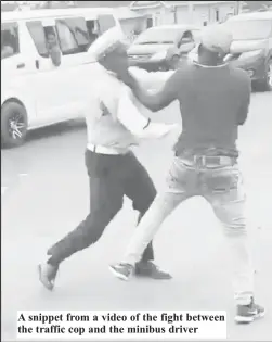  ?? ?? A snippet from a video of the fight between the traffic cop and the minibus driver