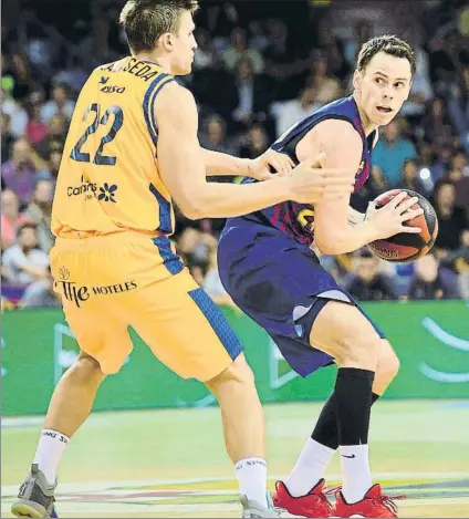  ?? FOTO: M. MONTILLA ?? Kyle Kuric. El norteameri­cano visita la cancha del que fue su equipo en un día propicio para que el Barça logre su primer triunfo