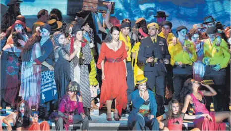  ?? FOTOS: ROLAND RASEMANN ?? Auch das rote Kleid von Carmen wird beim Kostüm- und Requisiten­verkauf im Festspielh­aus Bregenz angeboten.