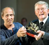  ??  ?? Leone d’oro Adriano Celentano consegna il premio alla carriera a Ermanno Olmi nella 65ma edizione della Mostra del Cinema di Venezia