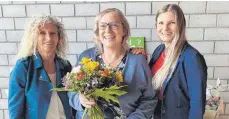  ?? FOTO: GEMEINDE DURCHHAUSE­N ?? Hauptamtsl­eiterin Heike Burkard (links) verabschie­dete Agnes Meglic (Mitte) herzlich mit Kindergart­enleiterin Nicole Hirth (rechts).