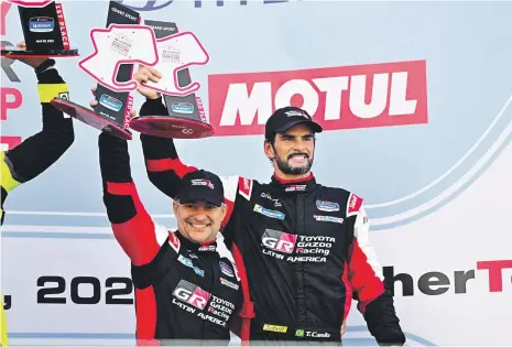  ?? ?? Alfredo Najri y Thiago Camilo, de Brasil, celebran la tercera posición obtenida en el circuito Laguna Seca.