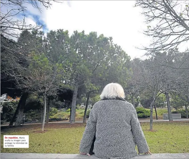  ??  ?? De espaldas. María oculta su imagen para proteger la intimidad de su familia