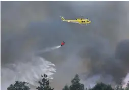  ??  ?? 800 liters water op ‘n slag. Deon Borrett het hierdie foto geneem van een van die helikopter­s wat vlamme blus in Eden laat Maandagmid­dag.