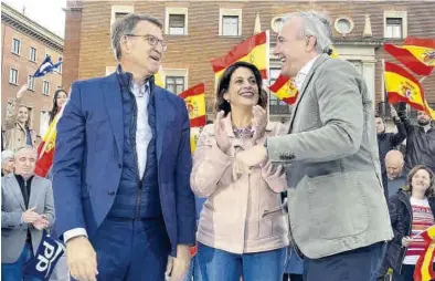  ?? PP ARAGÓN ?? Feijóo, Buj y Azcón, al concluir el mitin central de ayer en Teruel, ante unas 600 personas en la plaza San Juan.