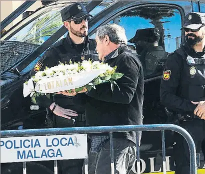  ?? MERCÈ GILI / ARCHIVO ?? Una ofrenda floral del pueblo de Totalán en el sepelio del pequeño Julen