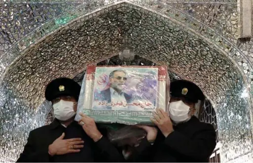  ?? Reuters ?? De lijkkist van Mohsen Fakhrizade­h, hoofd van het Iraanse kernprogra­mma, wordt weggedrage­n.