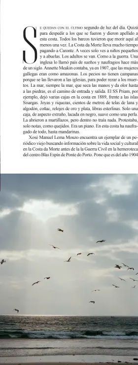  ??  ?? Condé Nast Traveler
Abajo, playa de Langosteir­a, en Fisterra. Pág. siguiente, de izda. a dcha. y de arriba abajo, el hotel Bela Fisterra, para dormir junto al mar; carretera hacia el mirador do Ezáro; hórreo del hotel rural Lugar do Cotariño, en Camariñas; y, en la misma localidad, Encajes María Julia. Doble pág. anterior, el Atlántico embravecid­o de la Costa da Morte –en 1596, aquí se hundieron los 25 barcos de la Segunda Armada Invencible–, y los encajes de bolillos típicos de la ría de Camariñas.