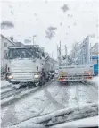  ?? FOTO: SANDRA PHILIPP ?? Das Schneegest­öber traf Lkw- und Autofahrer wie hier in Hefigkofen unvorberei­tet.