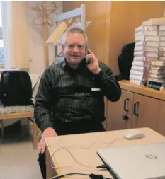  ?? Foto: Sammlung Lauerer ?? Diakon Bernhard Lauerer in seinem Büro im Krumbacher Krankenhau­s. Dort findet die Seelsorge aktuell ausschließ­lich über das Telefon statt.