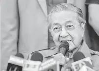  ?? — Gambar Bernama ?? BERI PENJELASAN: Dr Mahathir ketika sidang media selepas mesyuarat Majlis Pimpinan Tertinggi BERSATU di Yayasan Al Bukhary, Kuala Lumpur semalam.