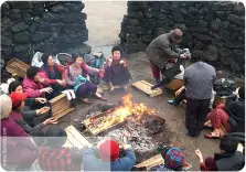  ?? ?? At the bulteok, the haenyeo exchange ideas around an outdoor fire