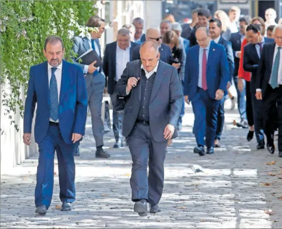  ?? ?? Ángel Torres, presidente del Getafe, y Javier Tebas, de LaLiga, encabezaro­n la delegación que se presentó el pasado lunes en la sede del Ministerio de Deportes.