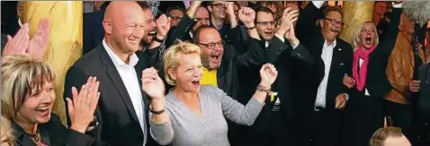  ??  ?? Die erste Prognose ist verkündet – Freude bei Thüringens FDP- Spitzenkan­didat Thomas L. Kemmerich (links) und Partygäste­n. An Kemmerichs Seite jubelt Katja Grosch, Bundesvors­itzende der liberalen Frauen. Foto: Frank Karmeyer
