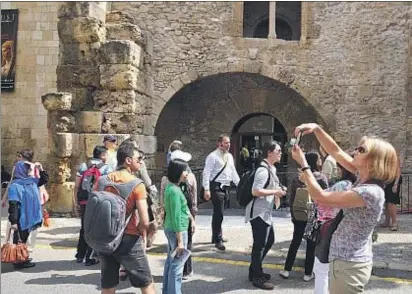  ??  ?? Turistas en la ciudad de Tarragona, uno de los enclaves más visitados fuera de los destinos de playa
XAVI JURIO