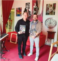  ?? ?? Sopra: (Above:)
Vincenzo Chetta e Mark Kostabi nel suo studio di Roma al termine dell'intervista
Vincenzo Chetta in Mark Kostabi’s studio in Rome, at the end of the interview