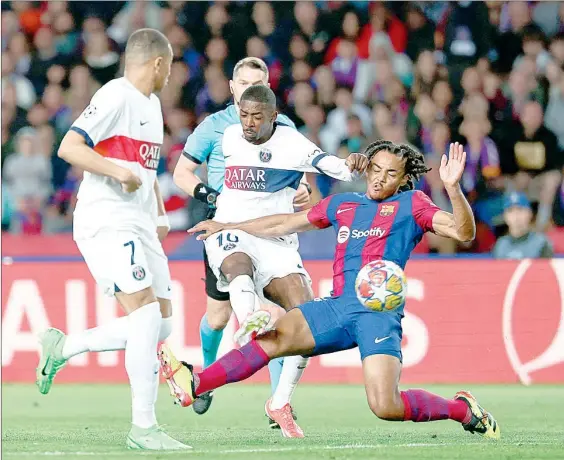  ?? Foto Afp ?? ▲ Ousmane Dembélé (centro), del PSG y quien recibe la barrida del azulgrana Jules Kounde, fue pieza clave para los parisinos y además marcó un gol frente a su ex equipo. A la izquierda lo observa su compañero Kylian Mbappé, quien anotó un doblete en el partido de ayer en Barcelona.