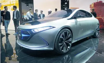  ??  ?? Ähnlich ehrgeizige Elektrifiz­ierungsplä­ne hat Mercedes. Das Concept EQA deutet auf ein E-Mobil der Größenordn­ung A-Klasse hin. Leistung über 270 PS, Reichweite 400 km.