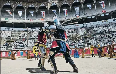  ?? NEUS MASCARÓS ?? Una batalla cuerpo a cuerpo en la arena de la plaza de toros Monumental de Barcelona