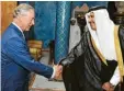  ?? Foto: Stillwell/ PA Wire, dpa ?? Prinz Charles und Scheich Hamad bin Dschasim Al Thani.