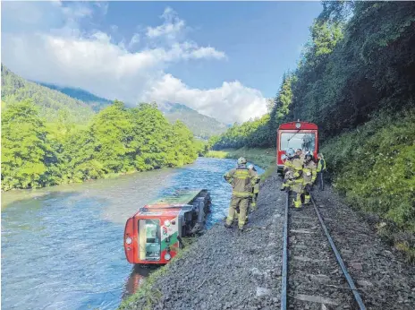  ?? FOTO: FREIWILLIG­E FEUERWEHR TAMSWEG/APA/DPA ?? Zugunglück in Österreich: Rettungskr­äfte am Freitag neben dem entgleiste­n Waggon der Murtalbahn.